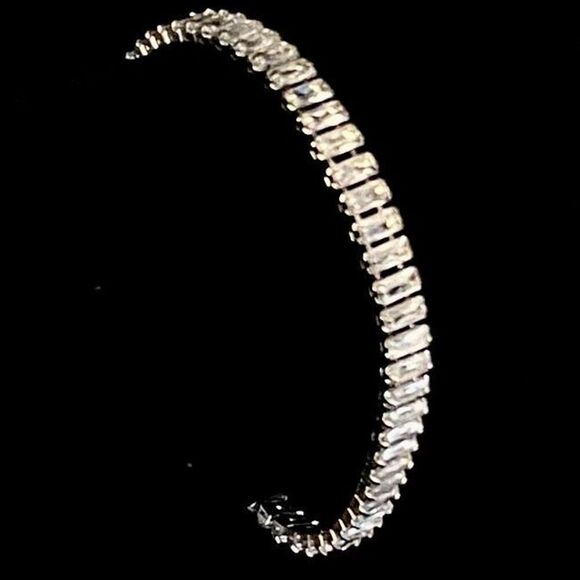 ASG2 Stunning 18k White Gold Adj. Tennis Bracelet w/ 40 Zircon Gems - Picture 1 of 11